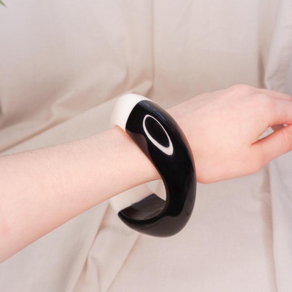 Black & White Split Colour Wavy Bangle - Picture 2 of 4